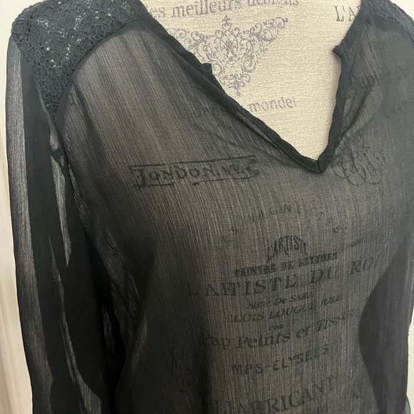 Black sheer v-neck flowy long-sleeved blouse - Picture 4 of 7